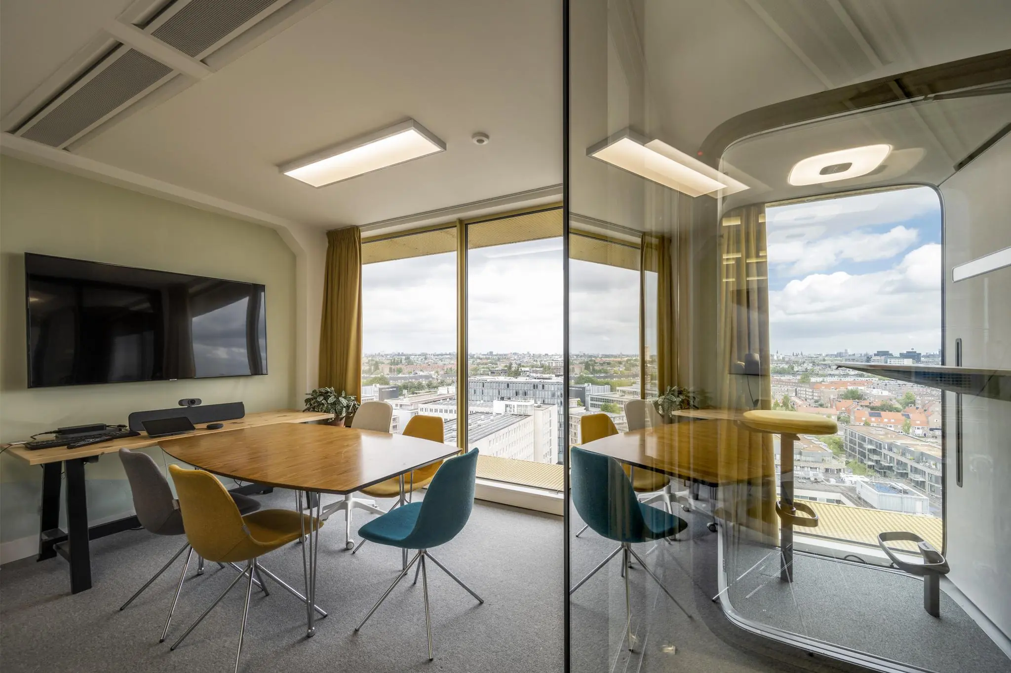 Vergaderruimte in een modern kantoorpand aan de James Wattstraat met uitzicht over de stad.